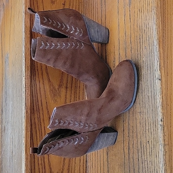 Short Brown Suede Boots with side slits Sz 7.5 - Picture 2 of 4